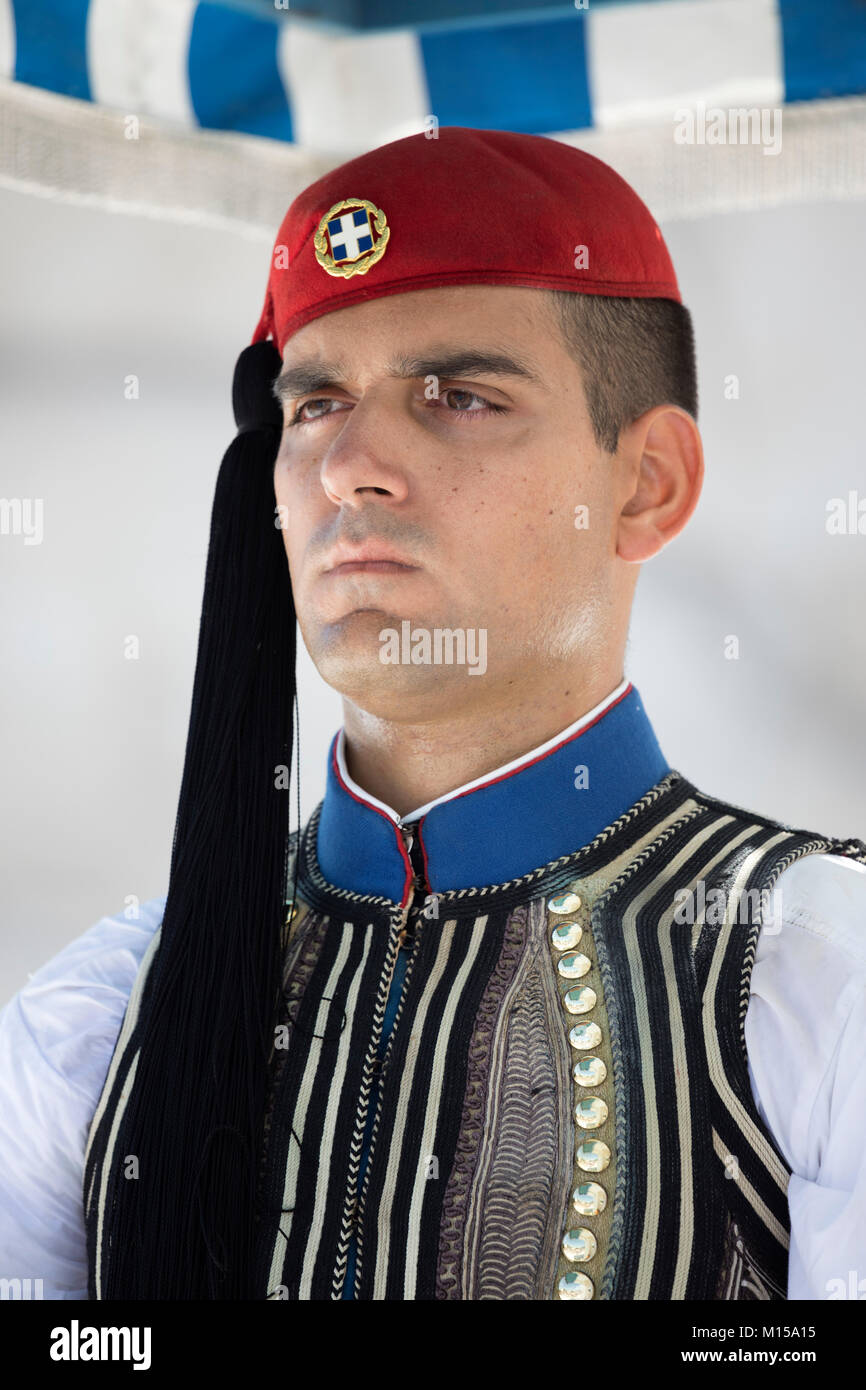 Portrait von Guard in der traditionellen Tracht am Grab des Unbekannten Soldaten in den Syntagma-platz, Athen, Griechenland, Europa Stockfoto
