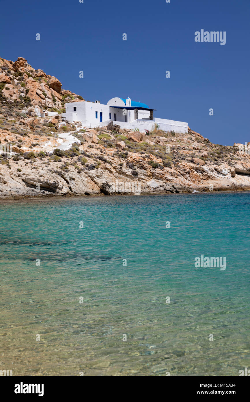 Aghios Sostis Beach und weißgetünchten griechischen Kirche im Osten der Insel Küste, Serifos, Kykladen, Ägäis, griechische Inseln, Griechenland, Europa Stockfoto