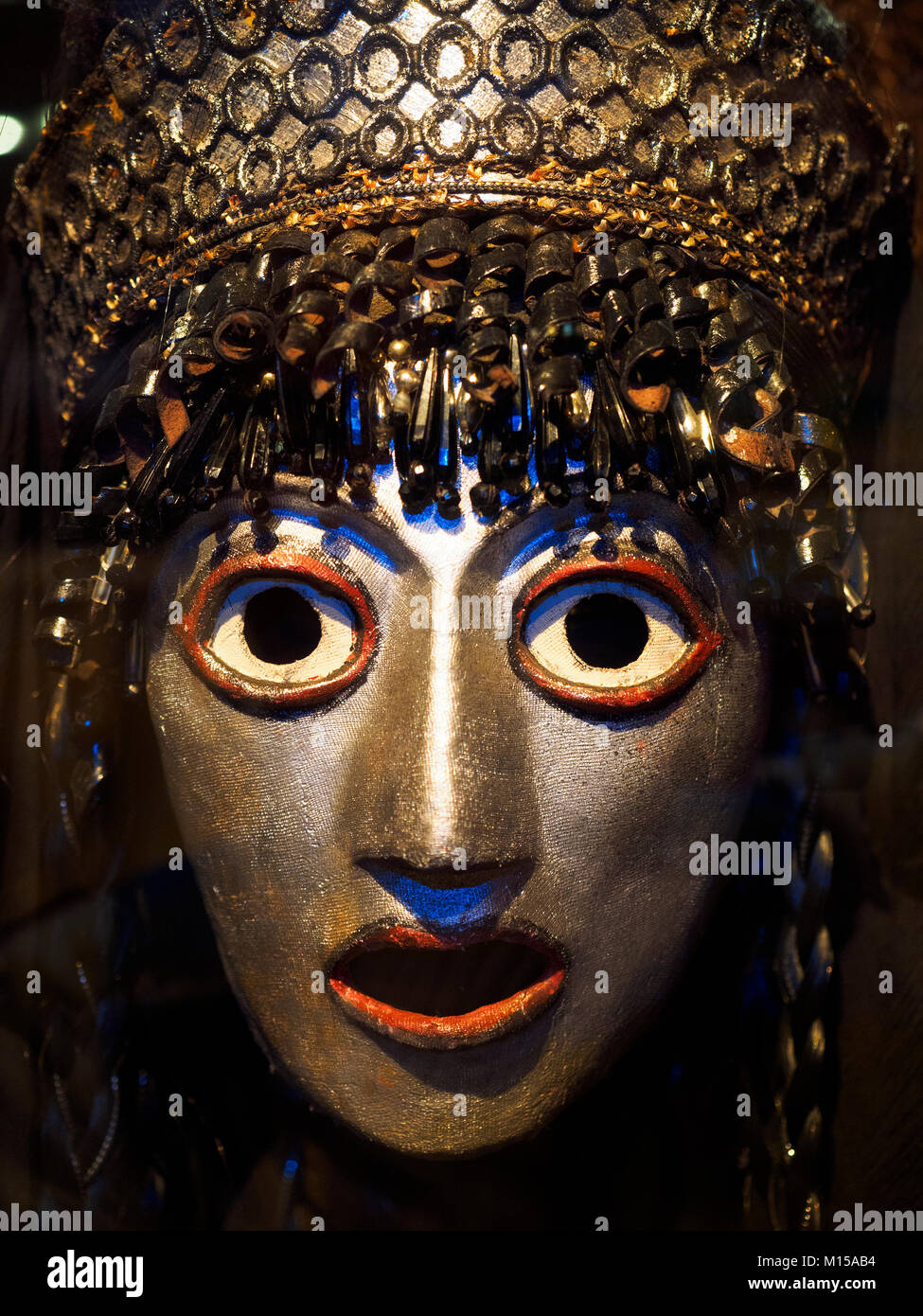 Theater Maske aus dem Spiel "Die Orestie" von britischen Theaters designer Jocelyn Herbert im Victoria und Albert Museum - London, England gezeigt Stockfoto