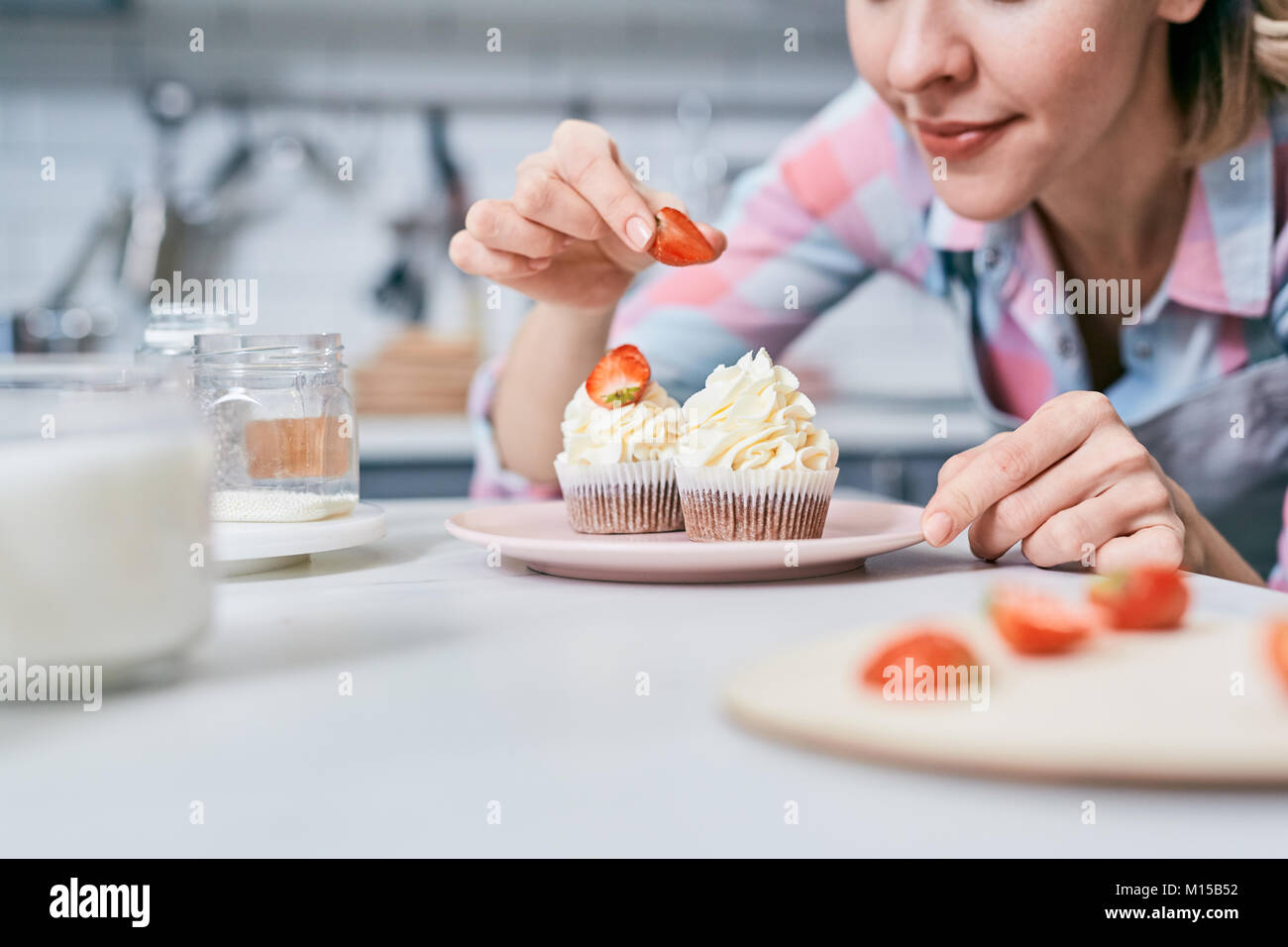 Cupcakes mit Erdbeeren Stockfoto