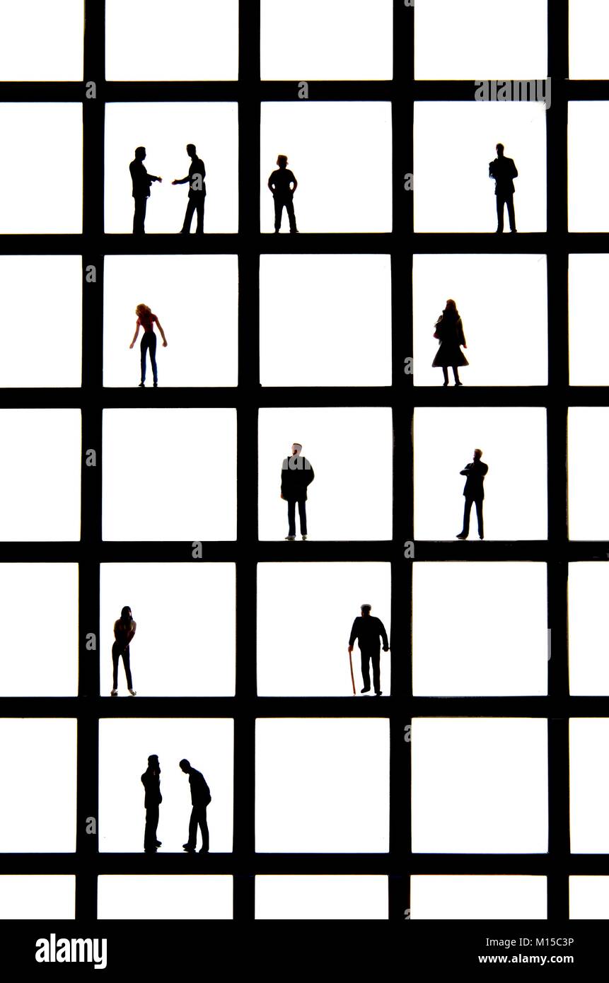 Silhouetten von Figuren in den Regalen Stockfoto