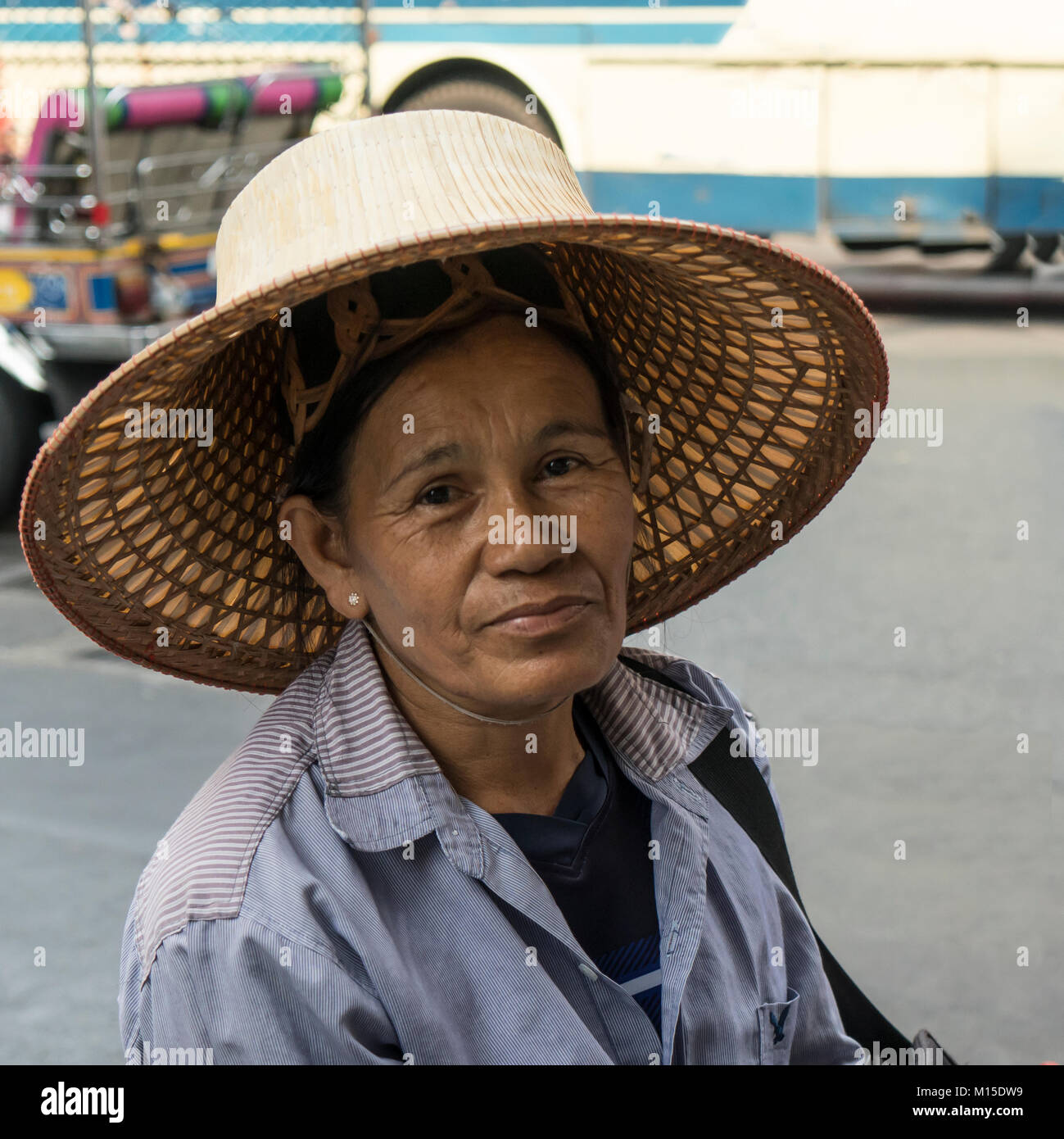Eine alte Frau mit einem traditionellen hat in Bangkok. Stockfoto