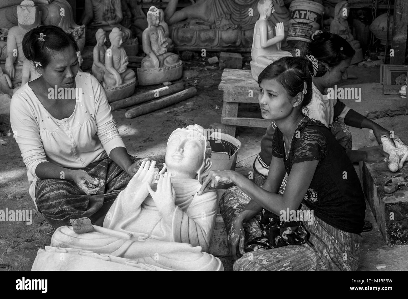 MANDALAY, MYANMAR - NOVEMBER, 2016: die Menschen in der manuellen Arbeit beteiligt sind sehr häufig in den Straßen von Myanmar. Stockfoto