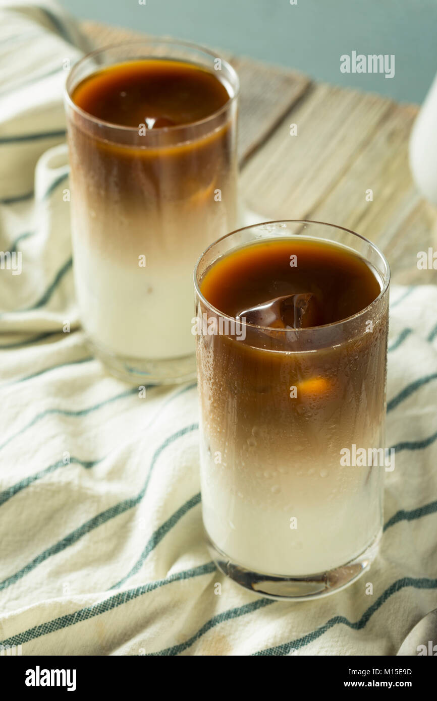 Erfrischende, hausgemachte Layered Eiskaffee mit Milch Stockfoto