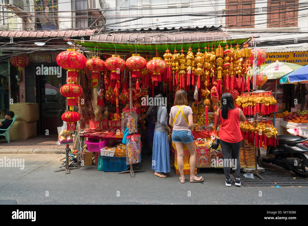 Traditionelle shop der religiösen Ornamenten in Bangkok. Stockfoto