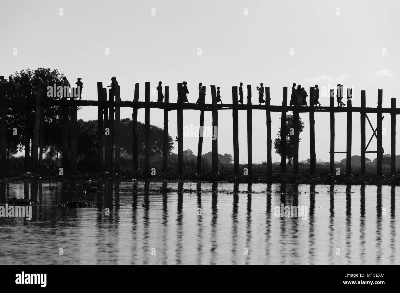 MANDALAY, MYANMAR - NOVEMBER, 2016: U-Bein Brücke ist eine Kreuzung, überspannt den Taungthaman See in der Nähe von Amarapura in Myanmar. Die 1,2-Kilometer (0,75 mi) Stockfoto