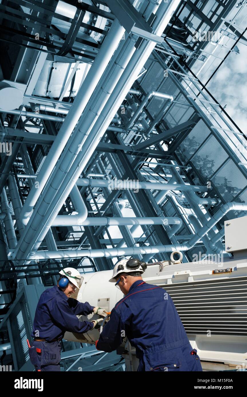 Zwei Arbeiter der Raffinerie mit Pumpe Maschinen. Stockfoto