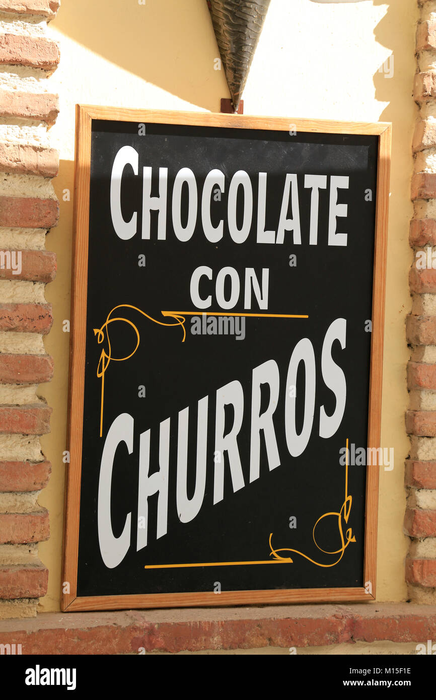 Churros und Chocolate Werbeschildern außerhalb der spanischen Cafés. Stockfoto