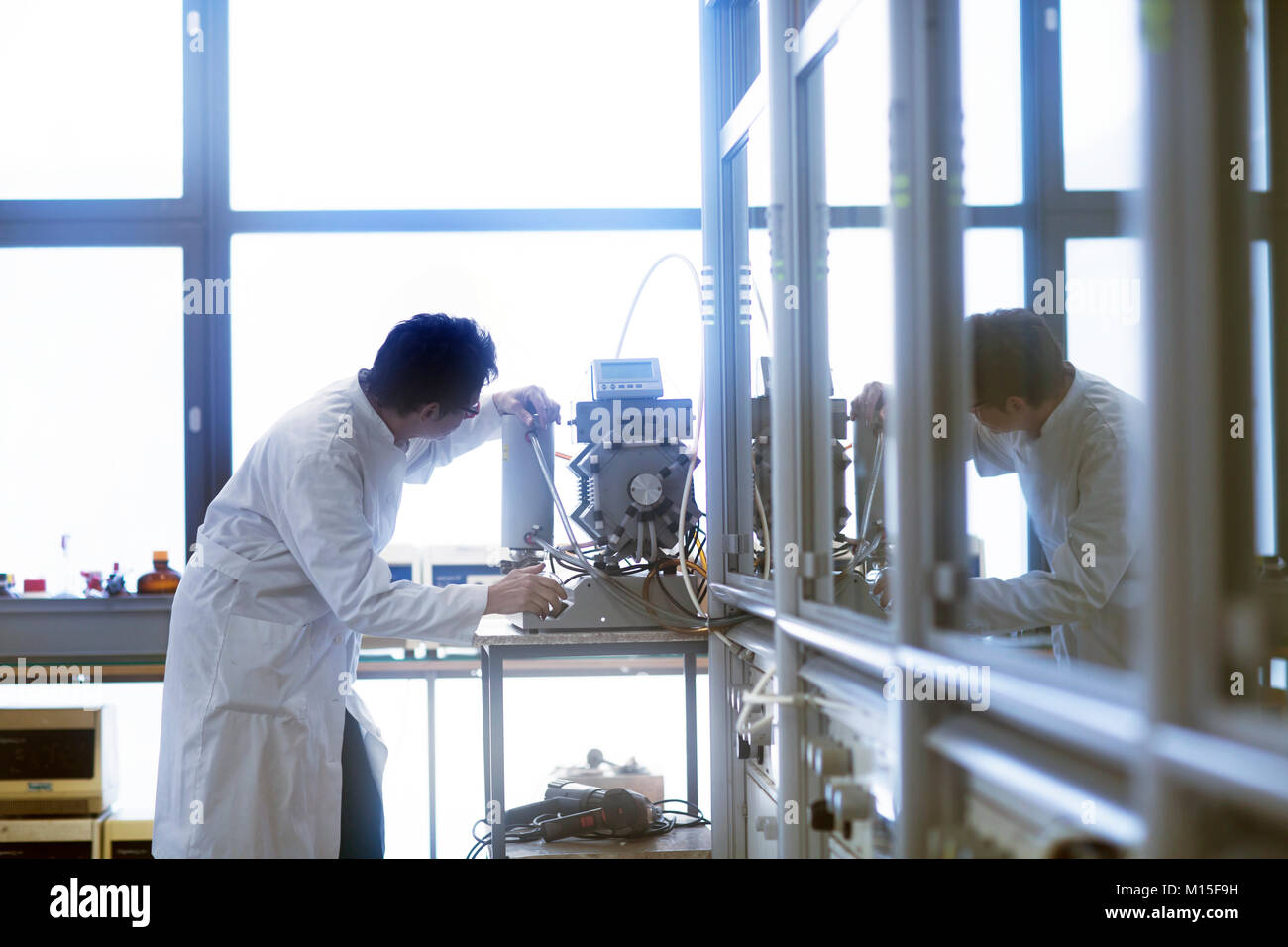 Chemiker Einrichten einer Vakuumpumpe in einem pharmazeutischen Labor. Stockfoto