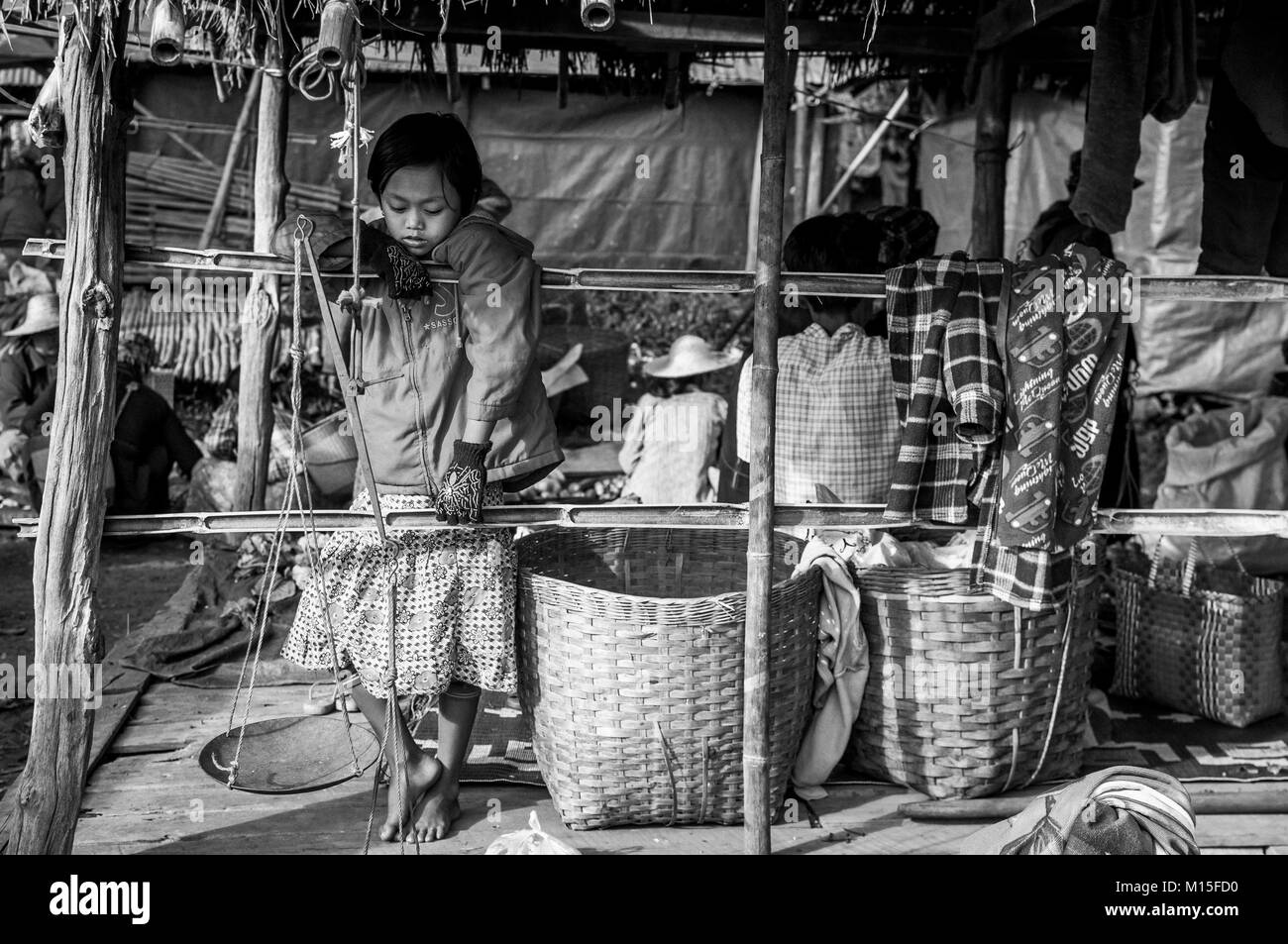 INLE SEE, MYANMAR - NOVEMBER, 2016: Märkte in Myanmar. Einheimische können dort alles finden: tot oder lebendig, aus frischen Produkten, Reis, Fleisch, Stockfoto