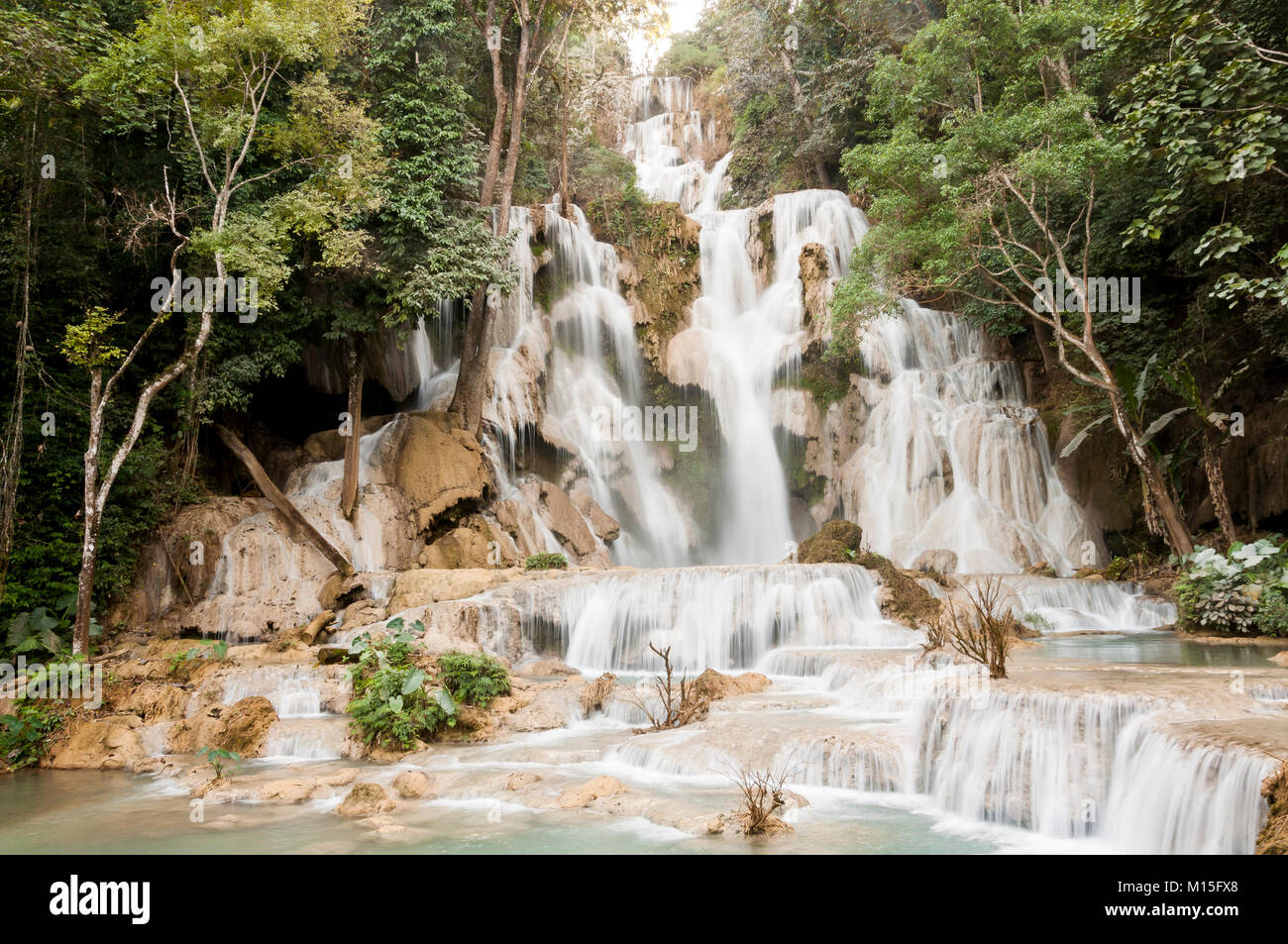 LUANG PRABANG, LAOS - NOVEMBER, die Kuang Si Wasserfälle sind eine dreistufige Wasserfall ca. 29 Kilometer (18 Meilen) südlich von Luang Prabang. Stockfoto