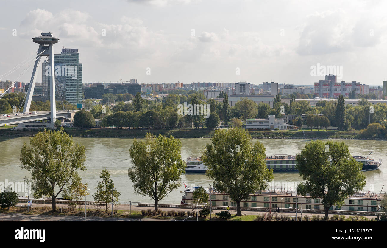 Stadtbild mit Donau und SNP Neue Brücke oder UFO Brücke in Bratislava, Slowakei. Stockfoto