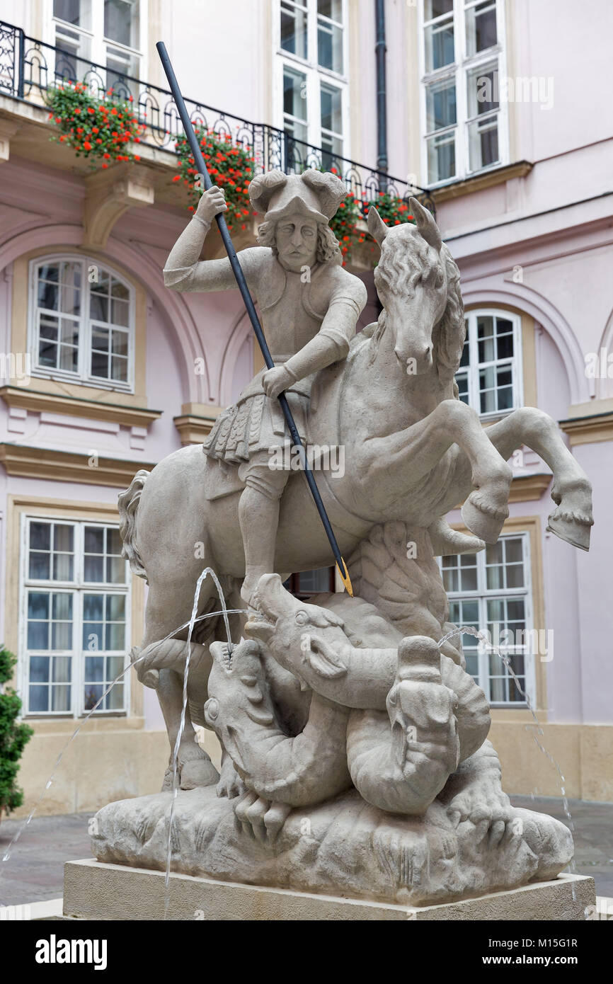 Brunnen von Saint George an Primaten Schlosshof closeup in Bratislava, Slowakei. Stockfoto