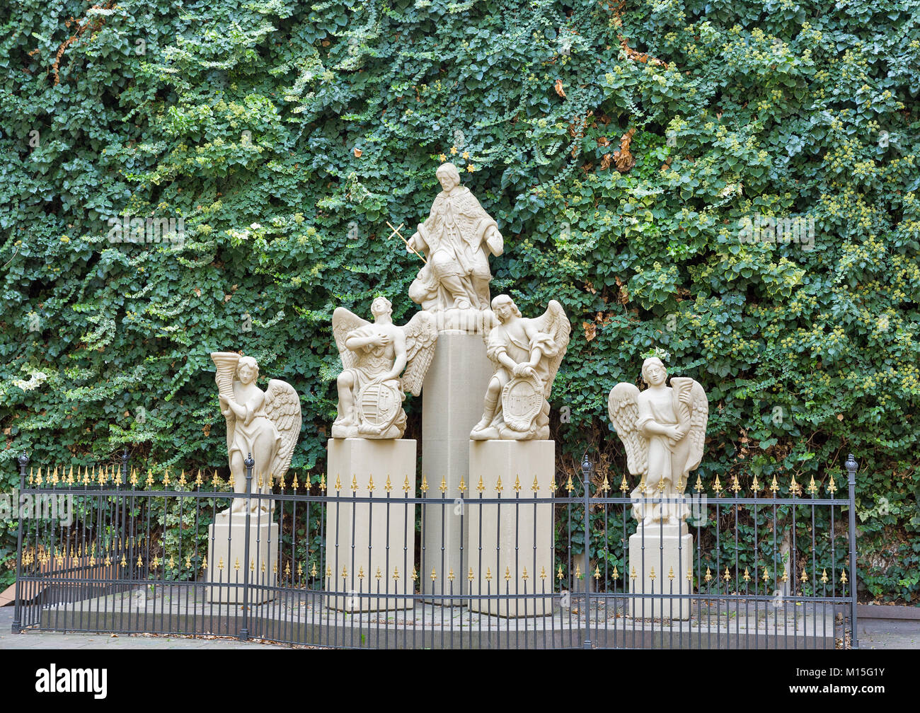 Religiöse Statuen an Primaten Schlosshof in Bratislava, Slowakei. Stockfoto