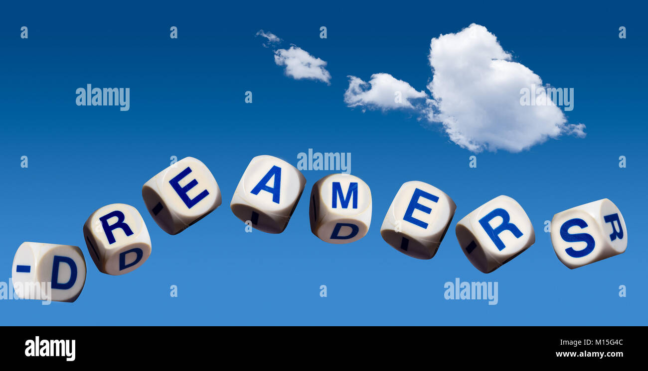 Träumer Konzept mit Rechtschreibung Buchstaben auf blauem Himmel Stockfoto