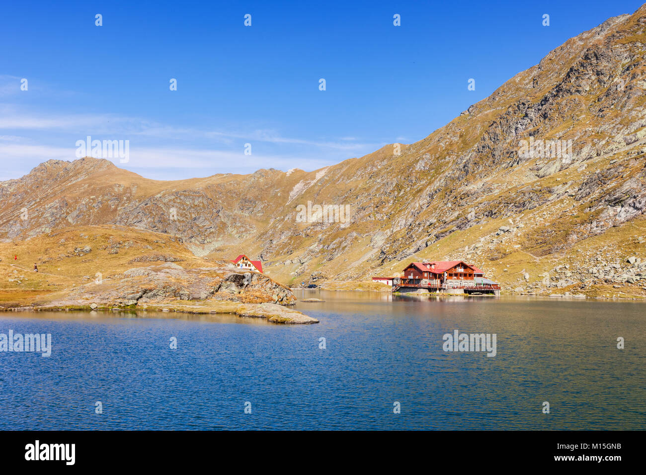 Balea See und Berghütten im Fagaras Gebirge, Karpaten, Rumänien Stockfoto