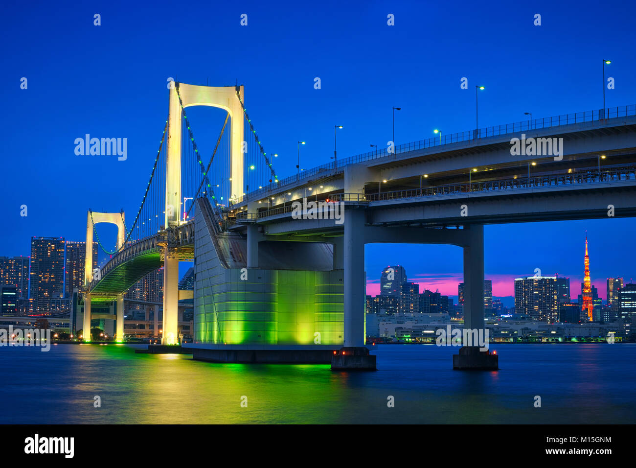 Foto von der Rainbow Bridge in Tokio auf der blauen Stunde Zeit Stockfoto