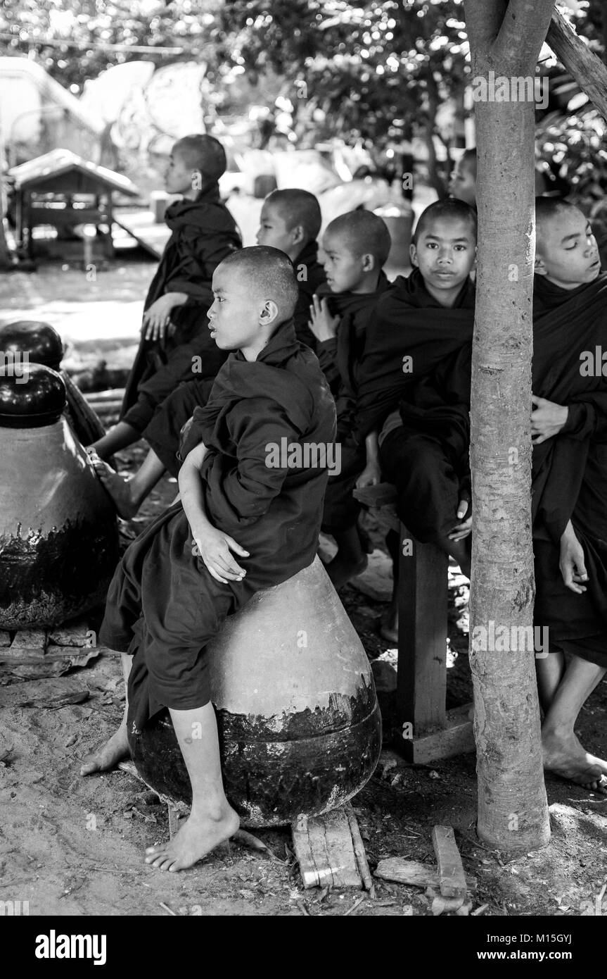 BAGAN, MYANMAR - NOVEMBER, 2016: Junge Mönche in der Nähe von Mandalay Vorbereitungen für das Mittagessen. Stockfoto