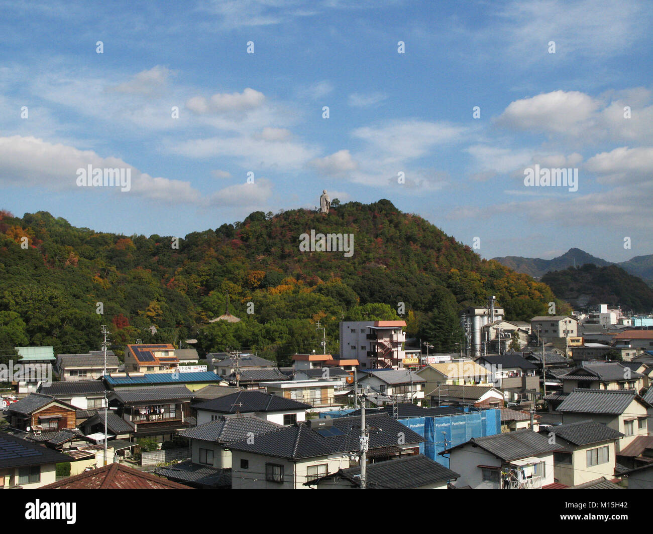 Buddah blickt auf ishite Stadt, Matsuyama, Ehime, Japan Stockfoto