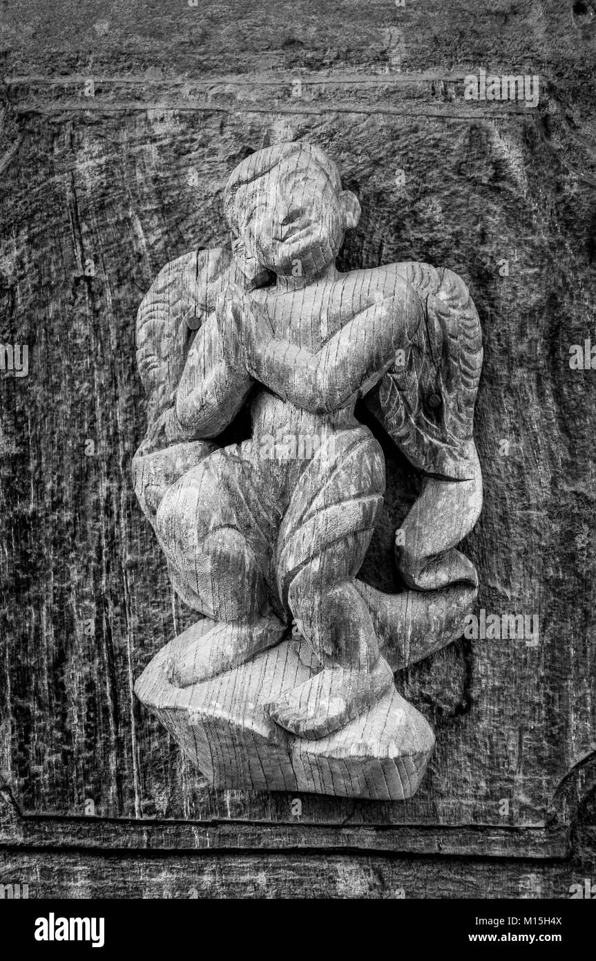 MANDALAY, MYANMAR - NOVEMBER, 2016: Detail einer Holz Dekoration an der Fassade eines buddhistischen Tempel. Stockfoto