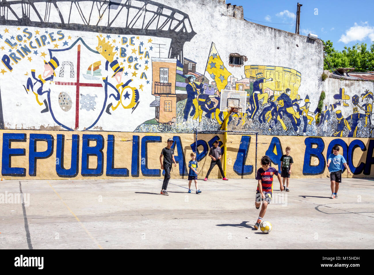 Buenos Aires Argentinien, Caminito Barrio de la Boca, Nachbarschaftspark, Fußballfußball, Fußball, Sport, Kind, Jungen, männlicher Kid Kinder Kind Kinder y Stockfoto