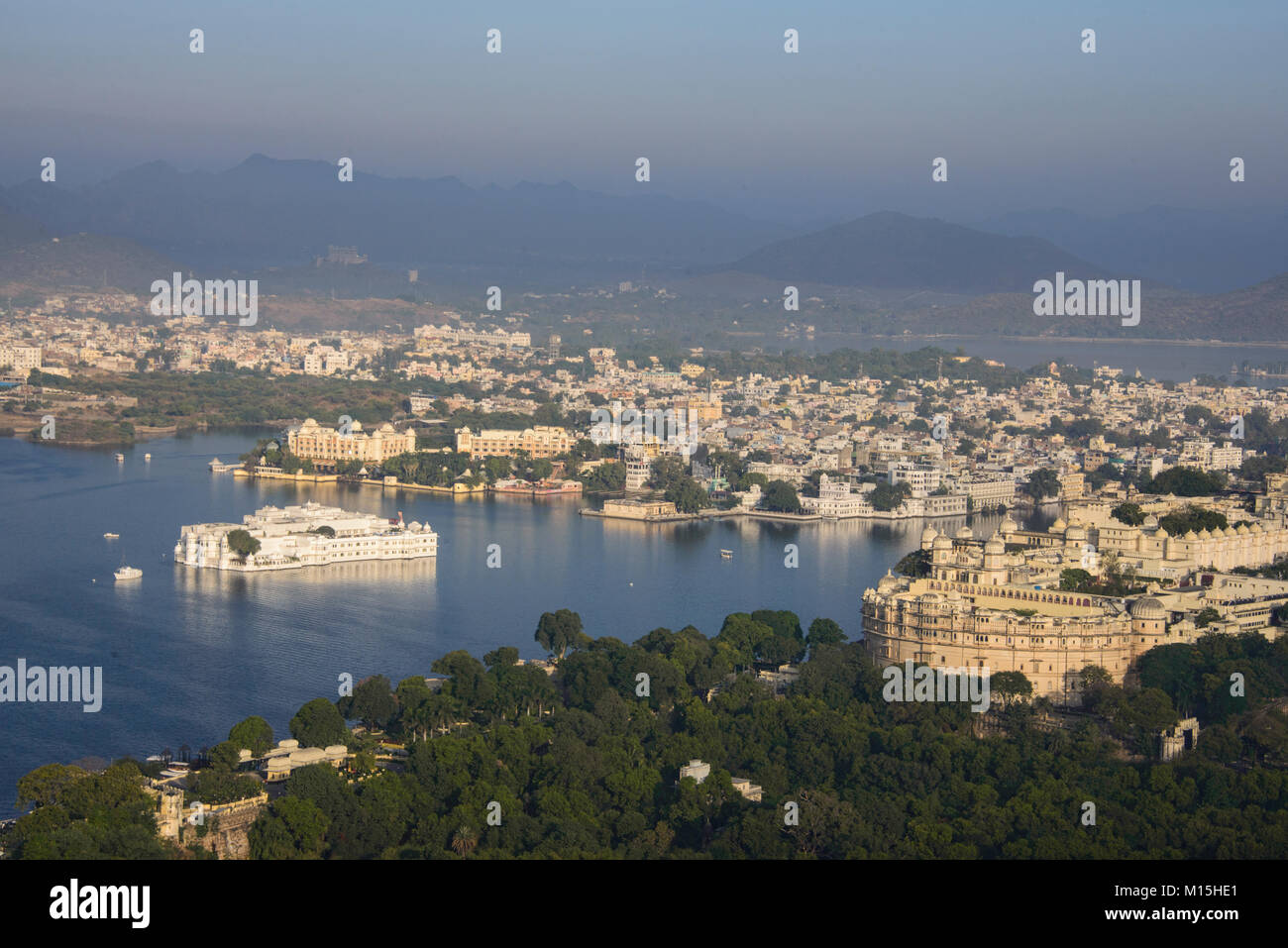 Die majestätische Stadt Palast auf See Pichola, Udaipur, Rajasthan, Indien Stockfoto