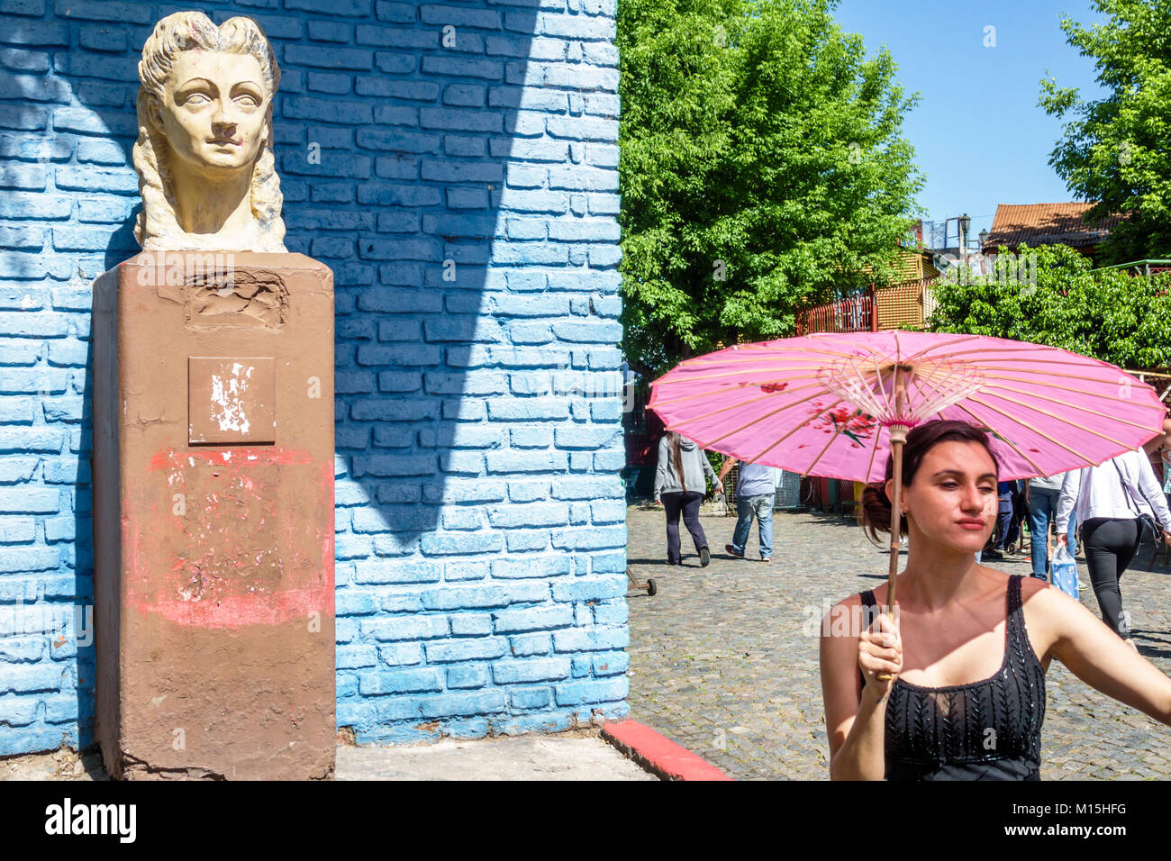 Buenos Aires Argentinien, Caminito Barrio de la Boca, Straßenmuseum, Immigrantenviertel, Skulptur, Kunstwerke, Erwachsene Erwachsene Frauen Frauen weibliche Dame, Holding Stockfoto