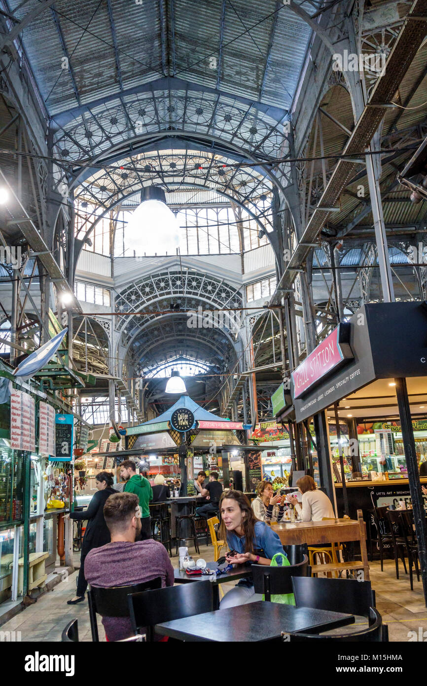 Buenos Aires Argentinien, Mercado San Telmo, überdachte Markthalle, Marktplatz, Wahrzeichen, Eisenkonstruktion, 1897, Architekt Juan Buschiazzo, Mittelschiff, Tisch, Stockfoto Buenos Aires Argentinien, Mercado San Telmo, überdachte Markthalle, Marktplatz, Wahrzeichen, Eisenkonstruktion, 1897, Architekt Juan Buschiazzo, Mittelschiff, Tisch, Stockfoto
