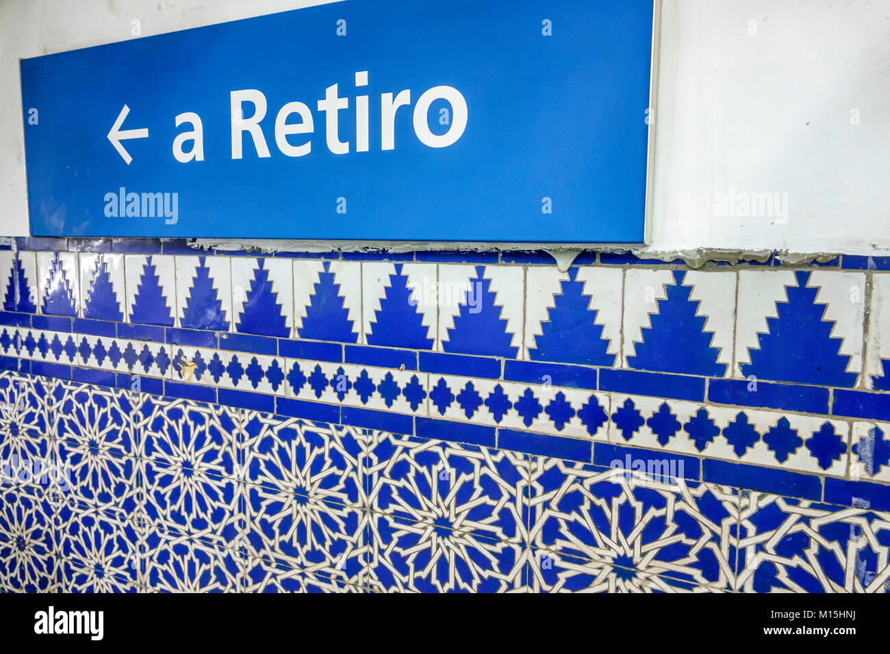 Buenos Aires Argentinien, Subte U-Bahn-Nahverkehr, San Juan, Bahnhof, Schild, Richtung, bemalte Fliese, Grafikdesign, Hispanic, ARG171122324 Stockfoto