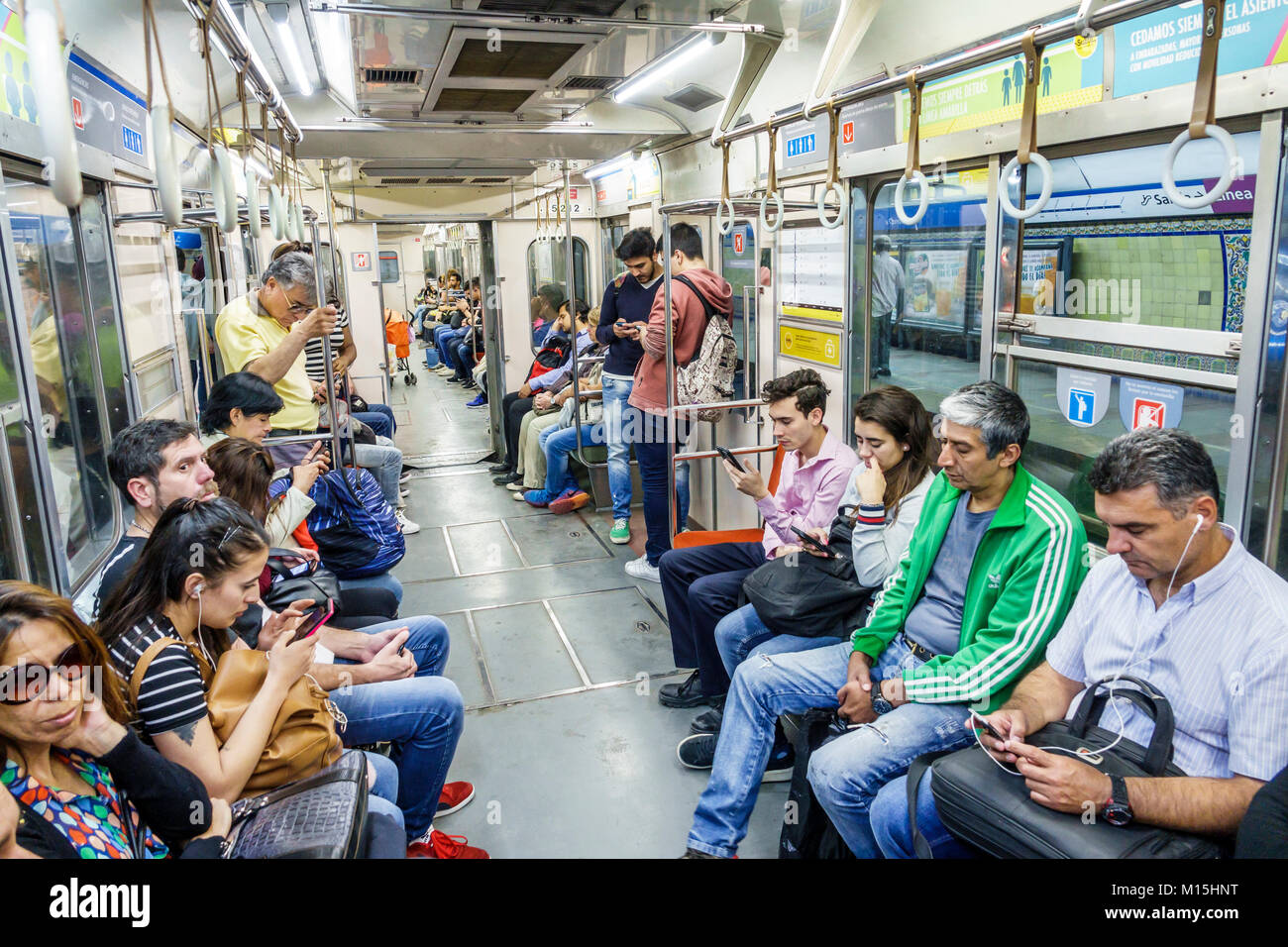 Buenos Aires Argentinien, Subte U-Bahn-Zug, innen, Fahrgäste Fahrer, Mann Männer männlich, Frau weibliche Frauen, sitzen, stehen, Smartphone-Zelle ph Stockfoto