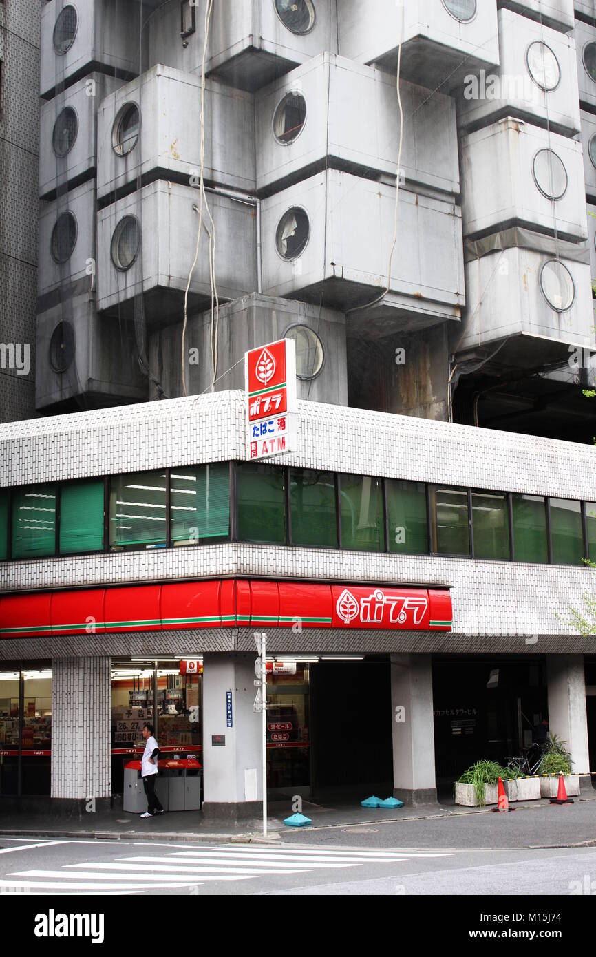 Blick auf den Convenience Store an der Basis der ikonischen Kisho Kurokawa entworfene Nakagin Capsule Tower. (April 2017) Stockfoto