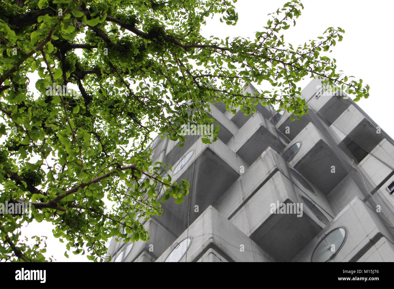 Blick auf den ikonischen Kisho Kurokawa entworfene Nakagin Capsule Tower. (April 2017) Stockfoto