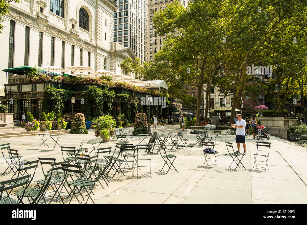 Ein Mann ein Foto mit seinem Handy im Bryant Park, New York City Stockfoto