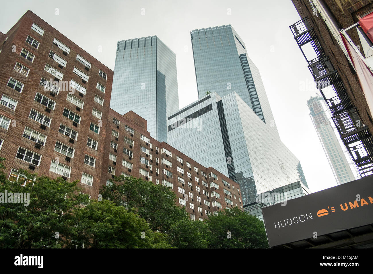 Um West 58. Straße und 9th Avenue Kreuzung dieses schöne Wohnhaus bildet einen schönen Rahmen mit Stahl und Glas Wolkenkratzer in den Rücken. Stockfoto