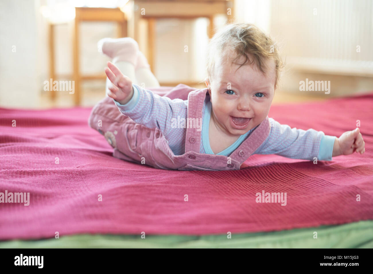 Baby Dreht Sich Nachts Auf Den Bauch Und Weint Liegt auf dem bauch -Fotos und -Bildmaterial in hoher Auflösung – Alamy