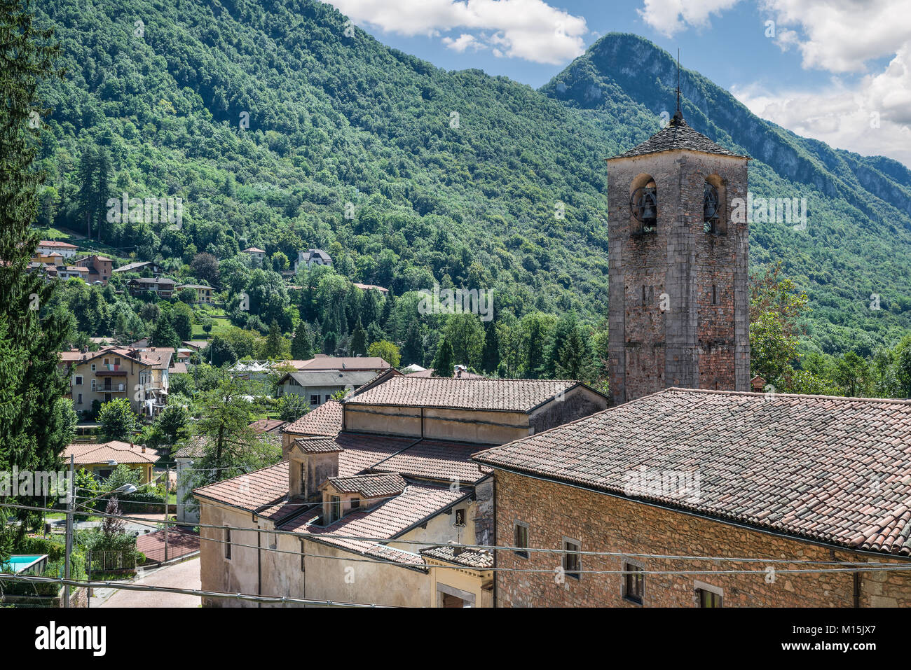 Einen Einblick in das malerische Dorf Ganna in Valganna mit der römischen Stil Glockenturm der Abtei San Gemolo (saint Gemolus) (12. Jahrhundert) Stockfoto