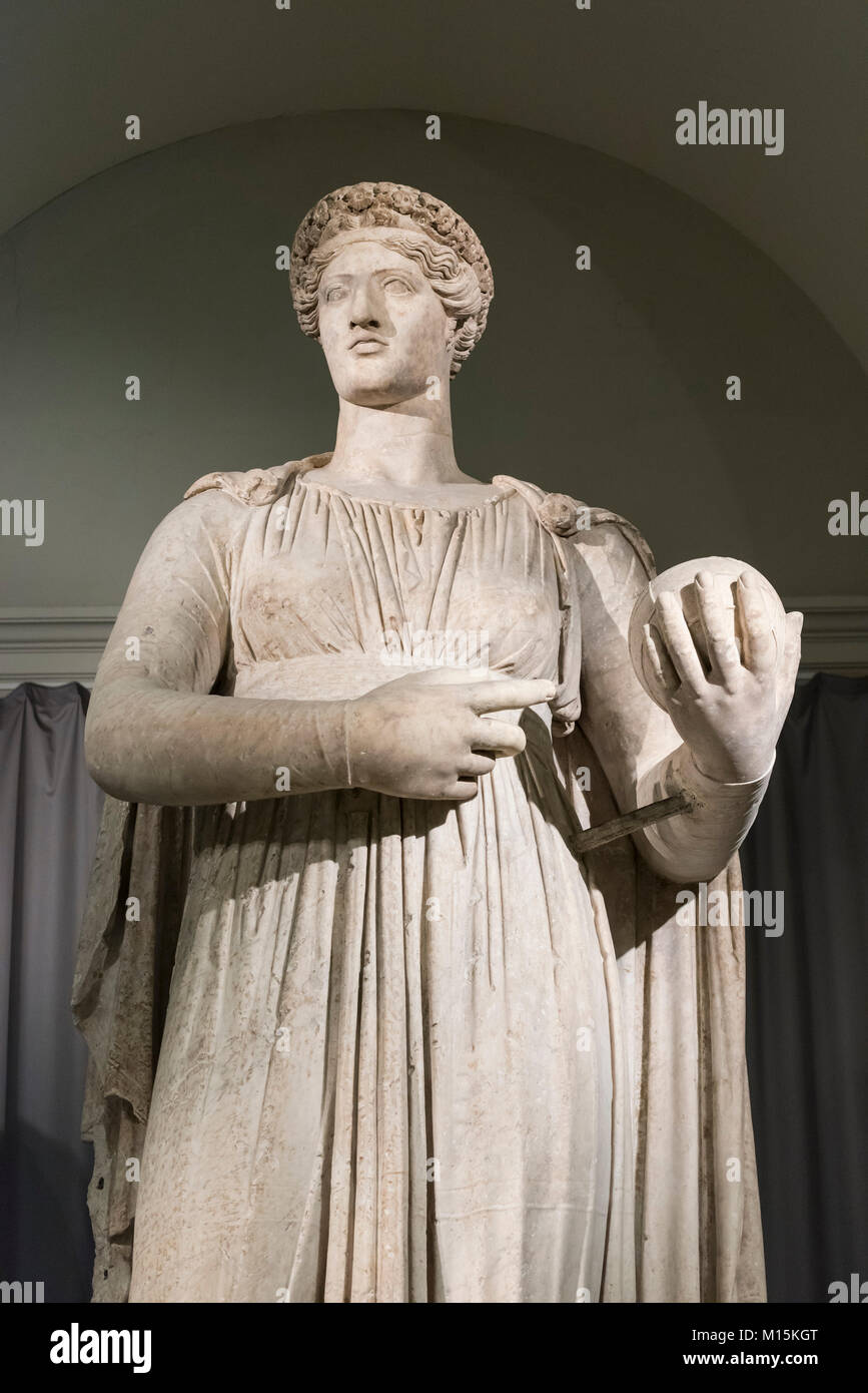 Neapel. Italien. Urania, Muse der Astronomie, Museo Archeologico Nazionale di Napoli. Neapel Nationalen Archäologischen Museum. Kolossale Statue von Urania ho Stockfoto