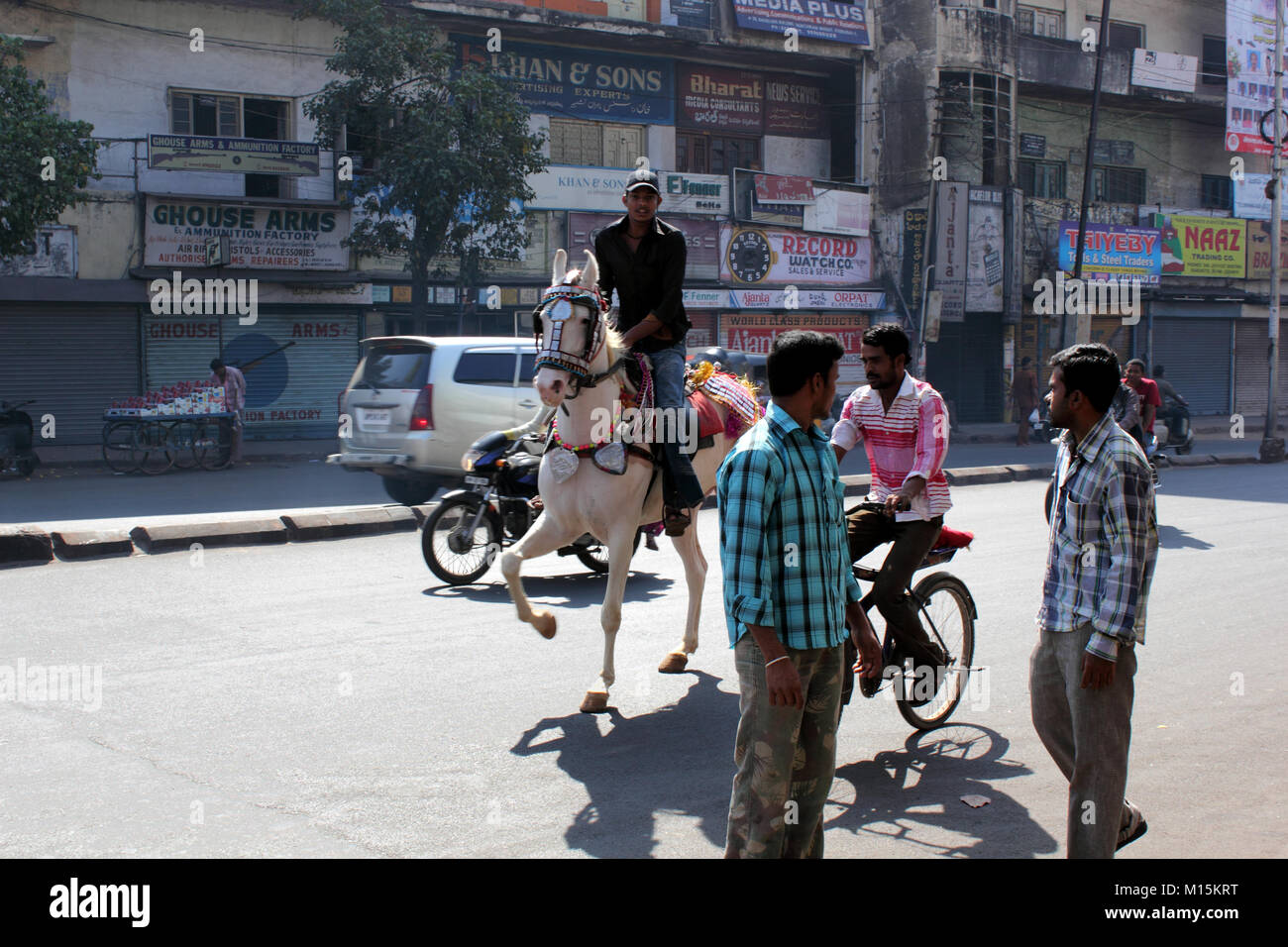 Indische mann Reiten auf der belebten Straße in Hyderabad, Indien Stockfoto