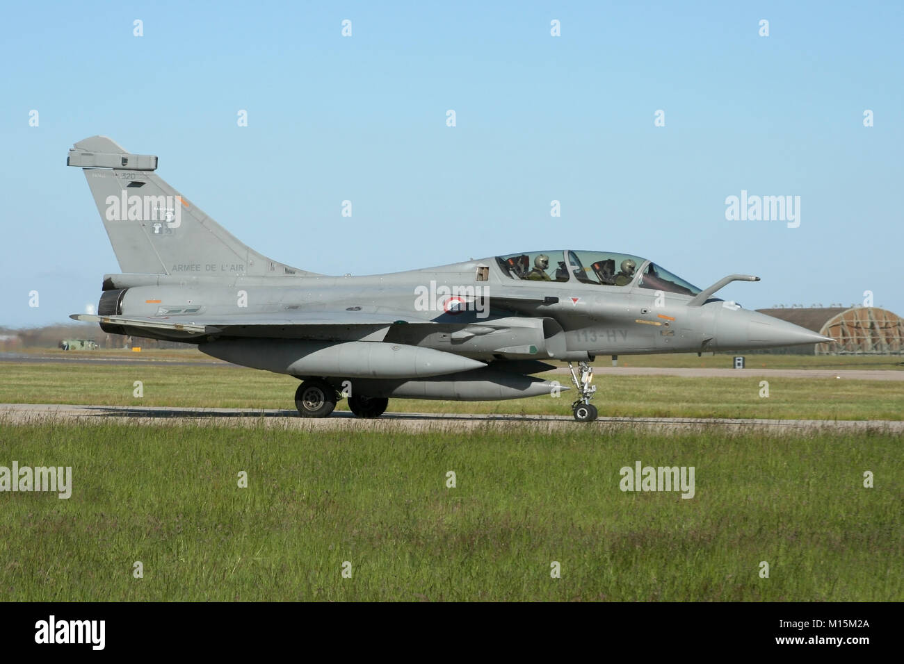 Französische Luftwaffe Dassault Rafale B Rollen auf die RAF Coningsby Start- und Landebahn bei einem Besuch in der RAF-Basis und ein Flypast für beide Länder. Stockfoto