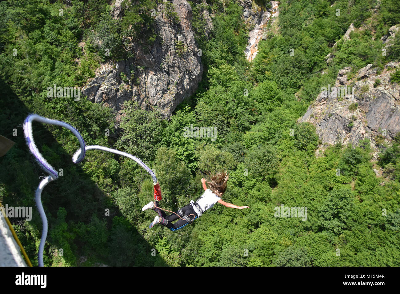 Junge Frau bungee Jumper Jumping von einem 230 Meter hohen Viadukt Stockfoto