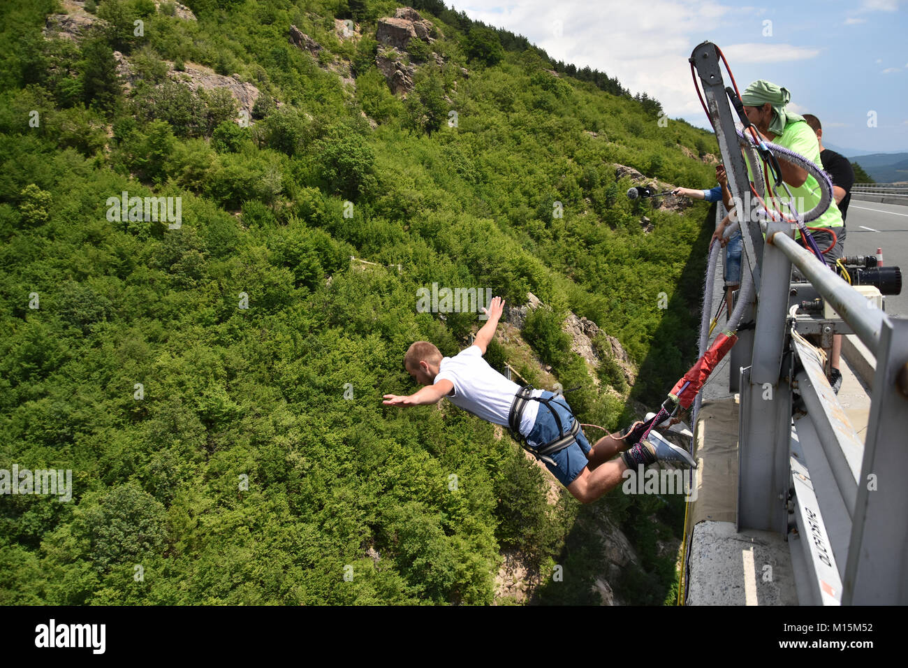 Junger Mann bungee Jumper im ersten Augenblick der Sprung von einem 230 Meter hohen Brücke Stockfoto