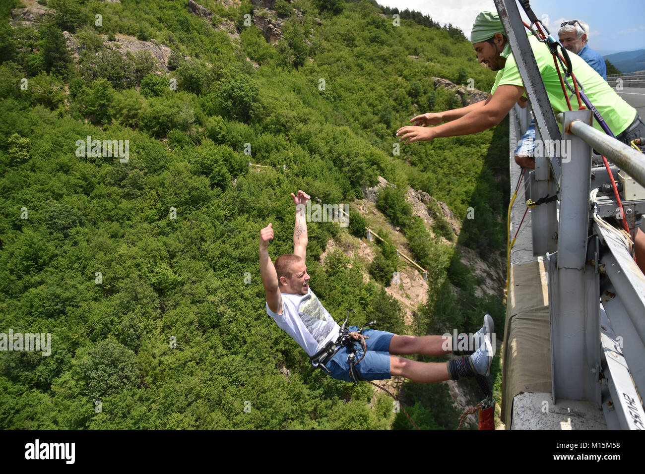 Junger Mann bungee Jumper im ersten Augenblick der Sprung von einem 230 Meter hohen Brücke Stockfoto