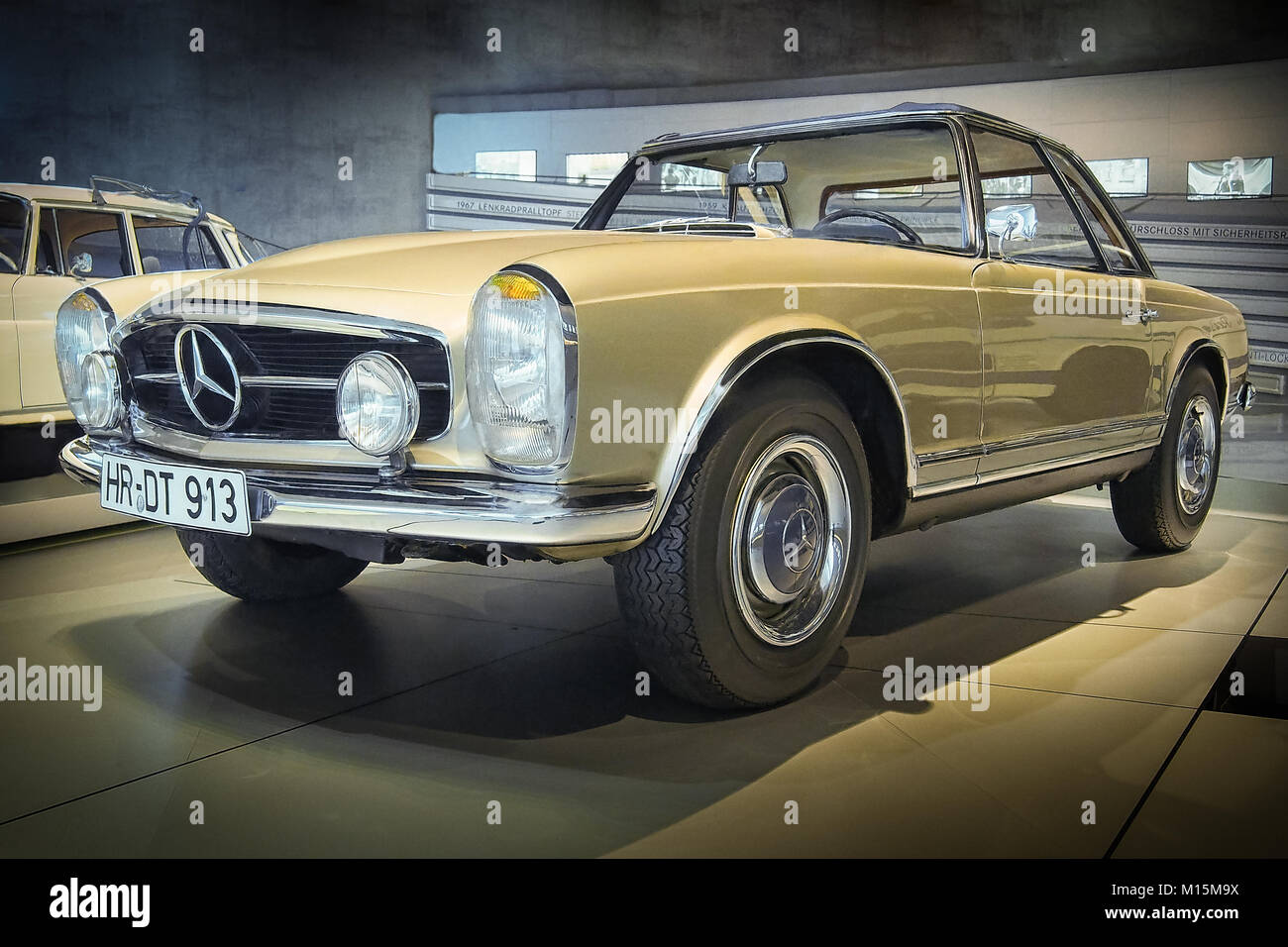 STUTTGART, DEUTSCHLAND - 7 April, 2017: 1964 Mercedes-Benz 230 SL "Pagode" (W113) im Mercedes Museum. Stockfoto