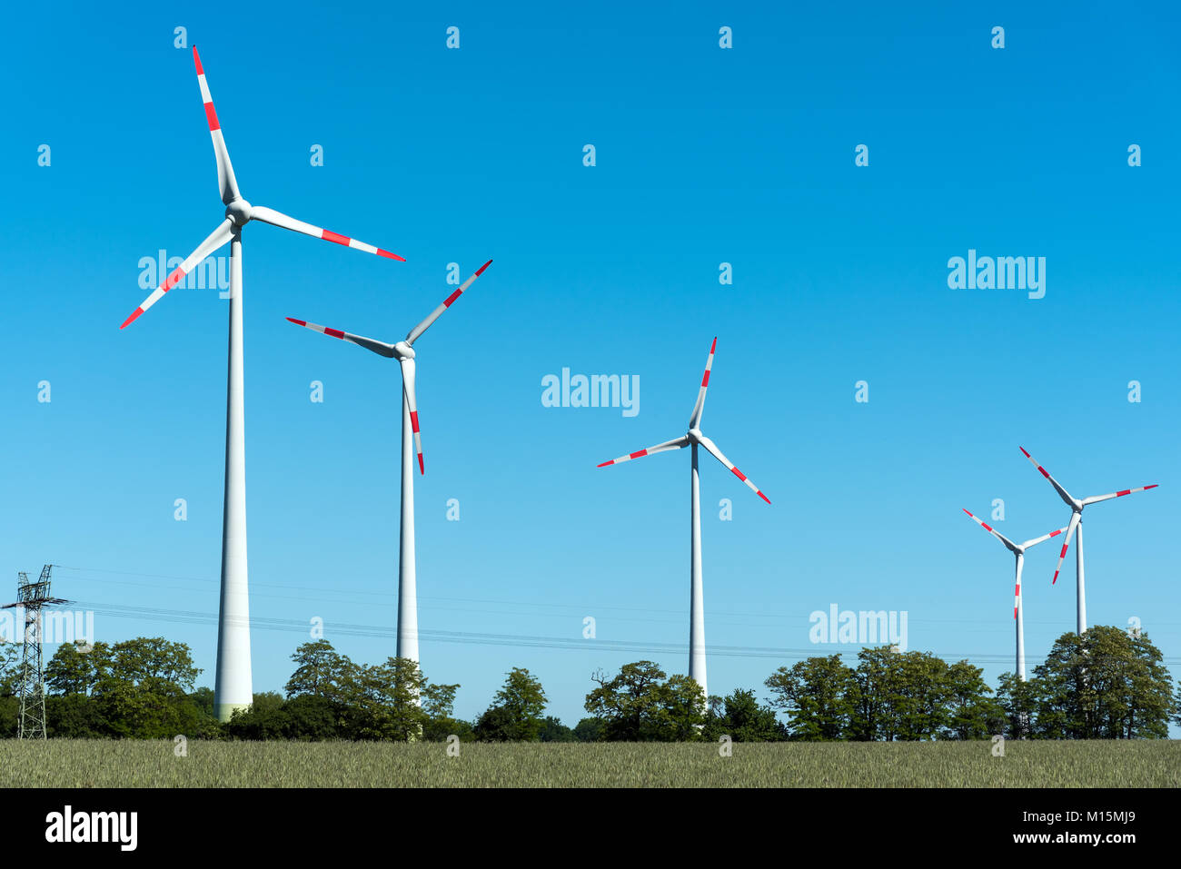 Windenergieanlagen in ländlichen Deutschland gesehen Stockfoto