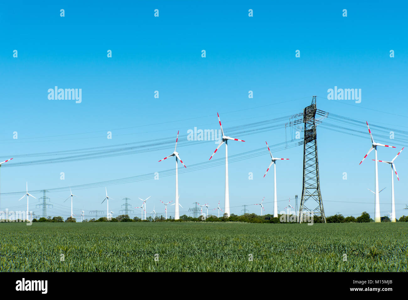 Windkraftanlagen und Stromleitungen in ländlichen Deutschland gesehen Stockfoto