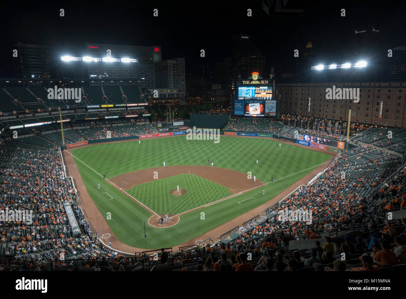 Nacht von Oriole Park at Camden Yards, die Heimat der Baltimore Orioles Major League Baseball Team in Baltimore, Maryland, USA. Stockfoto