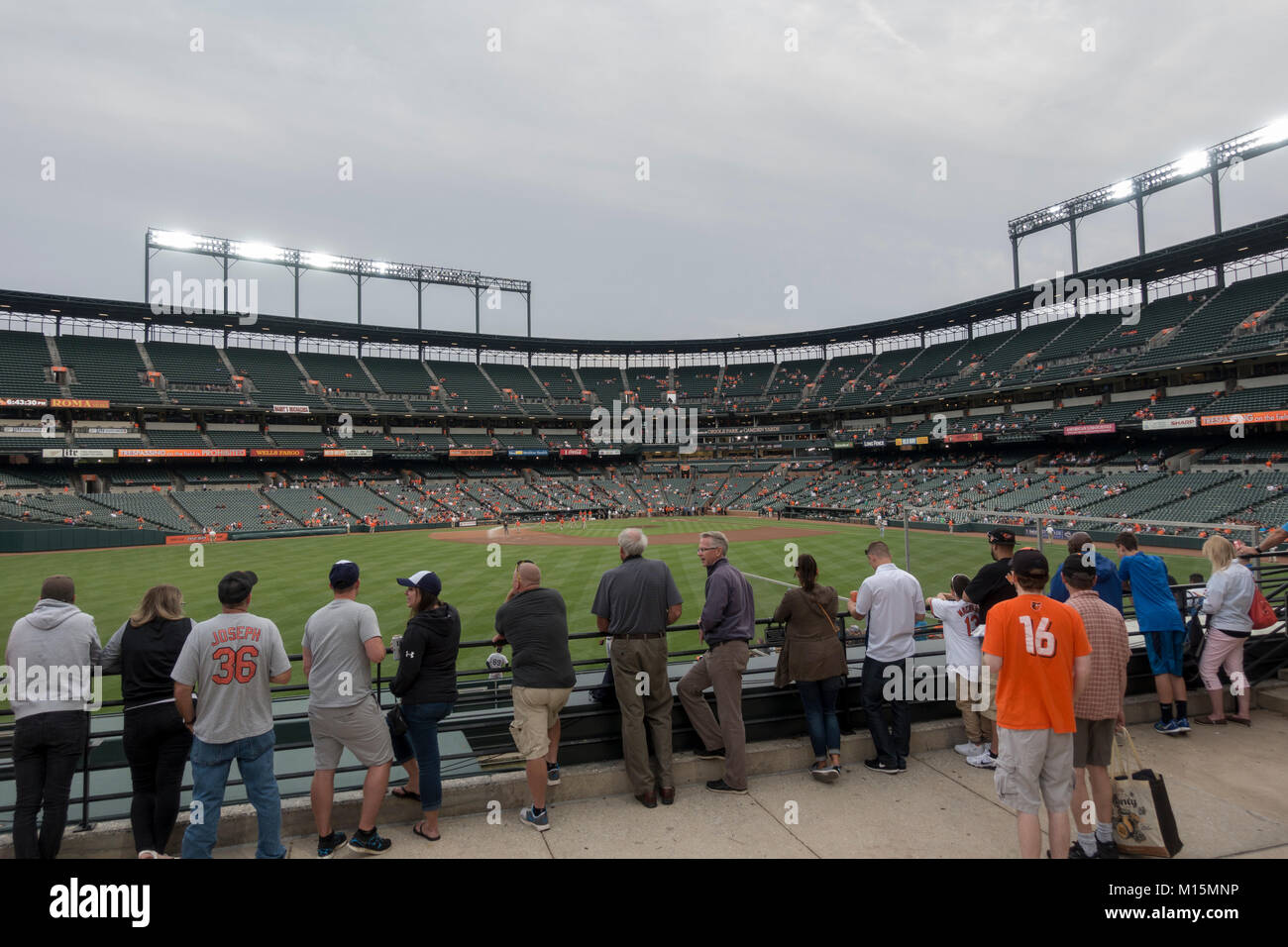 Vor dem Spiel der Lüfter im Innern Oriole Park at Camden Yards, die Heimat der Baltimore Orioles Major League Baseball Team in Baltimore, Maryland, USA. Stockfoto