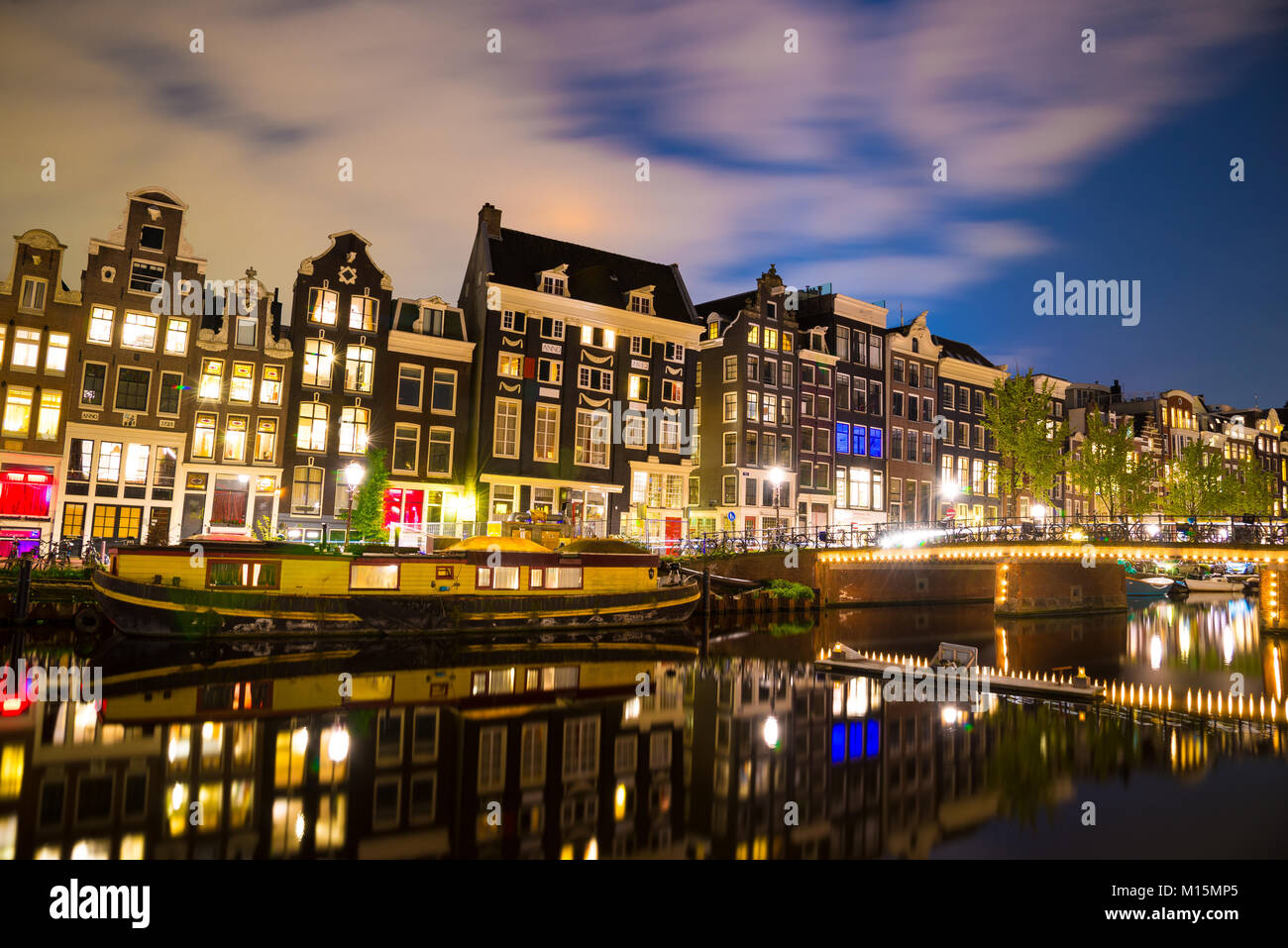 Blick auf die Amsterdamer Grachten und Böschungen entlang sie nachts. Stockfoto