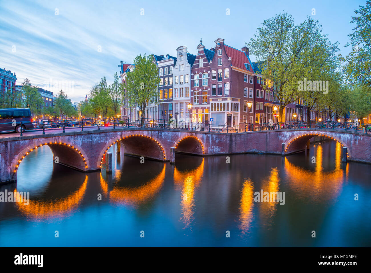 Brücke über die Keizersgracht - Canal des Kaisers in Amsterdam, in den Niederlanden bei Dämmerung. HDR-Bild. Stockfoto