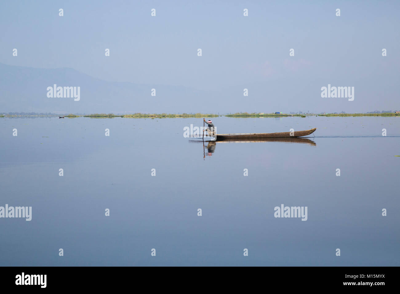 Mann im Boot schwimmend auf Loktak See Stockfoto
